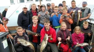 Zufrieden nach einem erfolgreichen Fangtag: Dorsche und einen prächtigen Hornhecht holten die Schüler aus dem Wasser. 